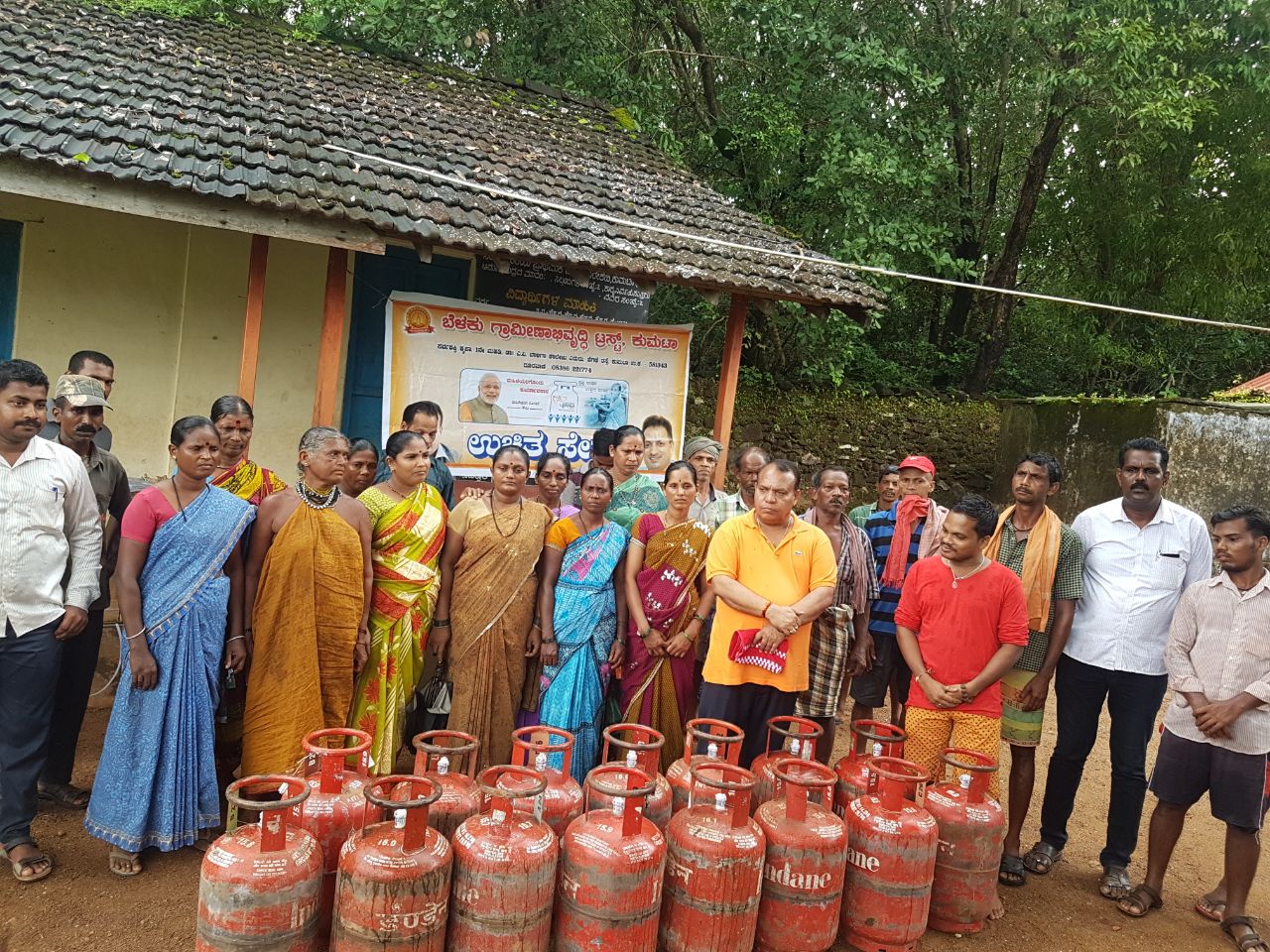 ಕುಮಟಾ  : ಉಚಿತ ಗ್ಯಾಸ್ ಸಿಲಿಂಡರ್ ವಿತರಣೆ